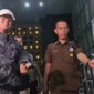 Bupati Lampung Tengah Ardito Wijaya dibawa petugas ke Gedung Merah Putih KPK, Rabu (10/12/2025) malam. (foto: ist)
