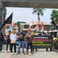 Tiga LSM yakni, DPP Akar, DPP Pematank dan Aliansi Keramat yang tergabung dalam Triga Lampung, saat melakukan aksi demo terkait lahan HGU PT SGC. (foto: dok) 