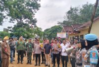 Kapolres Mesuji, AKBP Muhammad Firdaus SIK saat berdialog dengan ratusan massa LVRI, Senin (09/02/2026). (foto: istimewa)