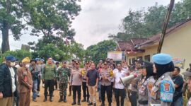 Kapolres Mesuji, AKBP Muhammad Firdaus SIK saat berdialog dengan ratusan massa LVRI, Senin (09/02/2026). (foto: istimewa)