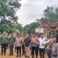 Kapolres Mesuji, AKBP Muhammad Firdaus SIK saat berdialog dengan ratusan massa LVRI, Senin (09/02/2026). (foto: istimewa)