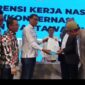 Ketua PWI Lampung, Wirahadikusumah saat 
menyerahkan surat dari Gubernur 
Rahmat Mirzani Djausal kepada Ketua PWI Pusat, Ahmad Munir, Sabtu (07/02/2026). (foto: istimewa)