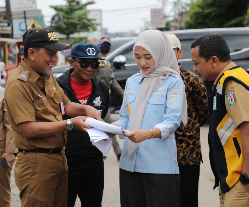 Wakil Gubernur Lampung, Jihan Nurlela dan Bupati Pringsewu, Riyanto Pamungkas, saat menyimak penjelasan Kepala Dinas BMBK Lampung, M Taufiqullah. (foto: istimewa)