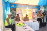 Kapolres Mesuji, AKBP Muhammad Firdaus SIK saat mengecek petugas di Pos Pam dan Yan, Selasa (17/03/2026). (foto: istimewa)