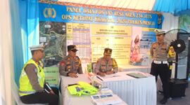 Kapolres Mesuji, AKBP Muhammad Firdaus SIK saat mengecek petugas di Pos Pam dan Yan, Selasa (17/03/2026). (foto: istimewa)
