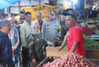 Bupati Elfianah, dan Kapolres AKBP Muhammad Firdaus di Pasar Simpang Pematang, Jumat (13/03/2026). (foto: istimewa)