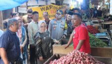 Bupati Elfianah, dan Kapolres AKBP Muhammad Firdaus di Pasar Simpang Pematang, Jumat (13/03/2026). (foto: istimewa)