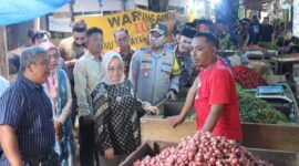 Bupati Elfianah, dan Kapolres AKBP Muhammad Firdaus di Pasar Simpang Pematang, Jumat (13/03/2026). (foto: istimewa)