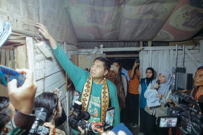 Menteri PKP RI, Maruarar Sirait saat melihat langsung salah satu rumah warga Kabupaten Lampung Selatan, Kamis (07/05/2026). (foto: istimewa)