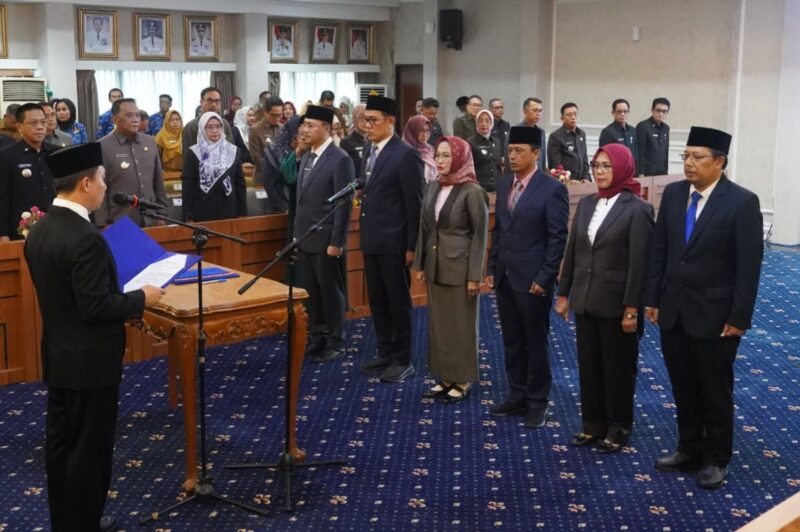 Sekdaprov, Marindo Kurniawan saat melantik enam pejabat Eselon II Pemprov Lampung, Senin (04/05/2026). (foto: istimewa)