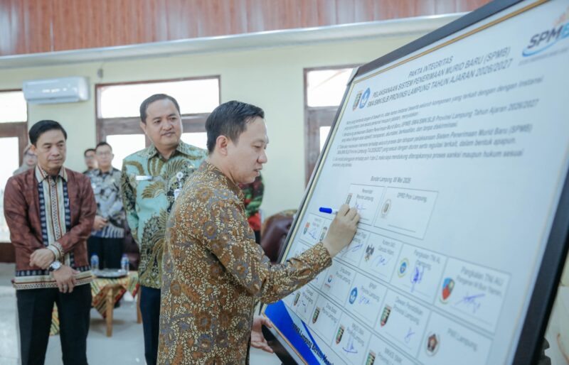 Sekdaprov  Lampung, Marindo Kurniawan didampingi Kadisdikbud Thomas Amrico, melakukan penandatanganan pakta integritas dan SPMB SMA/SMK/SLB Tahun Ajaran 2026/2027. (foto: istimewa)